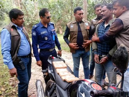 চুয়াডাঙ্গায় দেড় কোটি টাকার স্বর্নসহ চোরাকারবারি আটক | দৈনিক মাথাভাঙ্গা